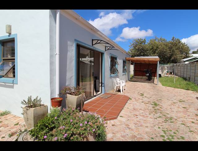 2 BEDROOM APARTMENT BLOCK TO LET IN KLEINMOND CENTRAL